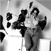 Tutorin, die Kinder und Jugendliche mit Geduld unterstützt.